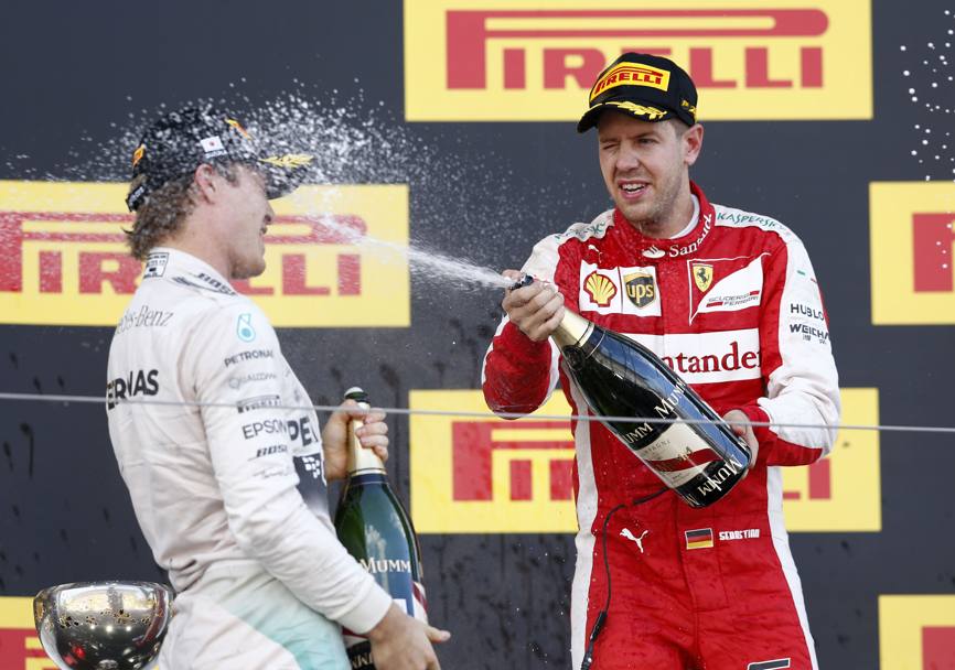 Vettel innaffia Rosberg. Afp